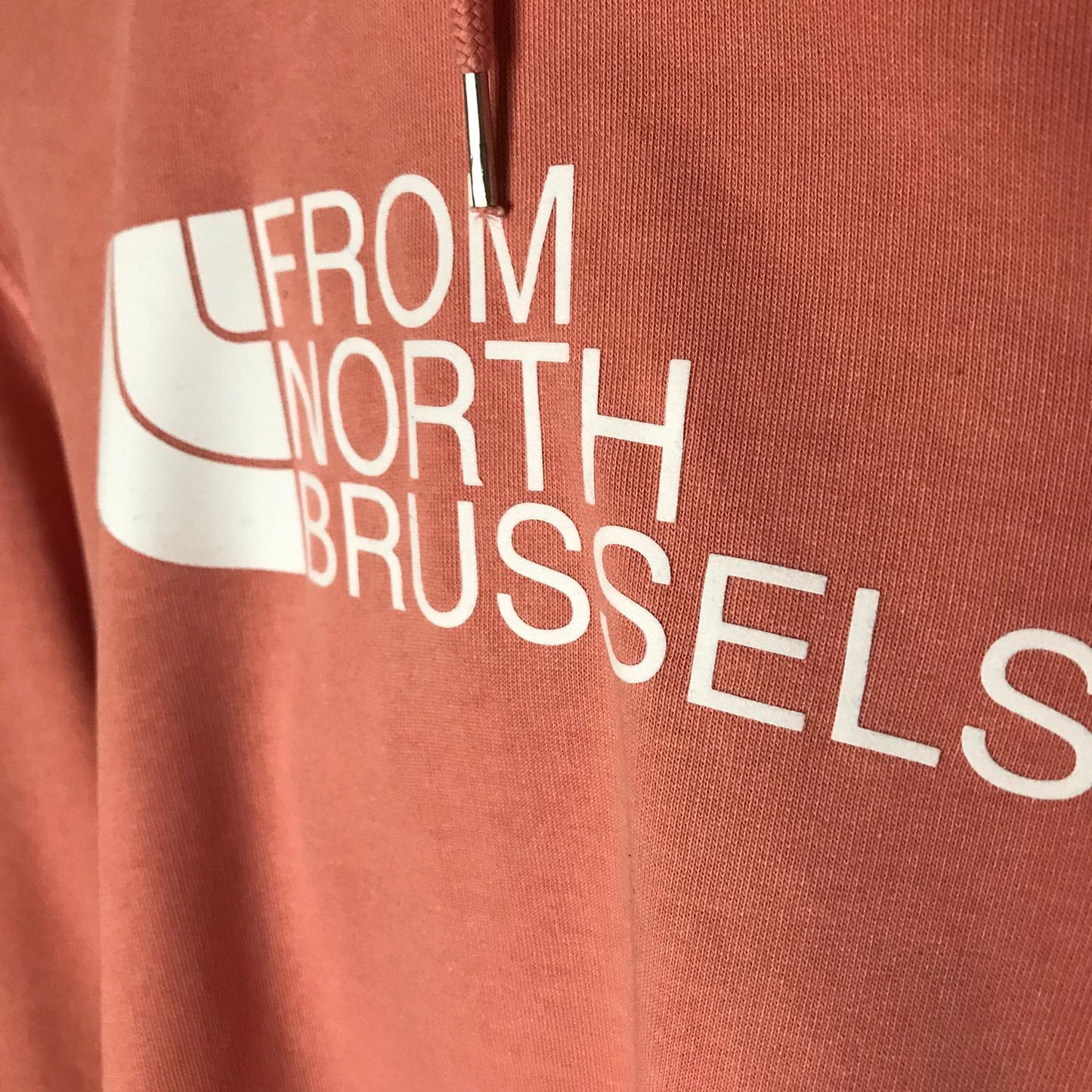 Sweat-shirt à capuche Unisexe "From North Brussels"™ Rose délavé