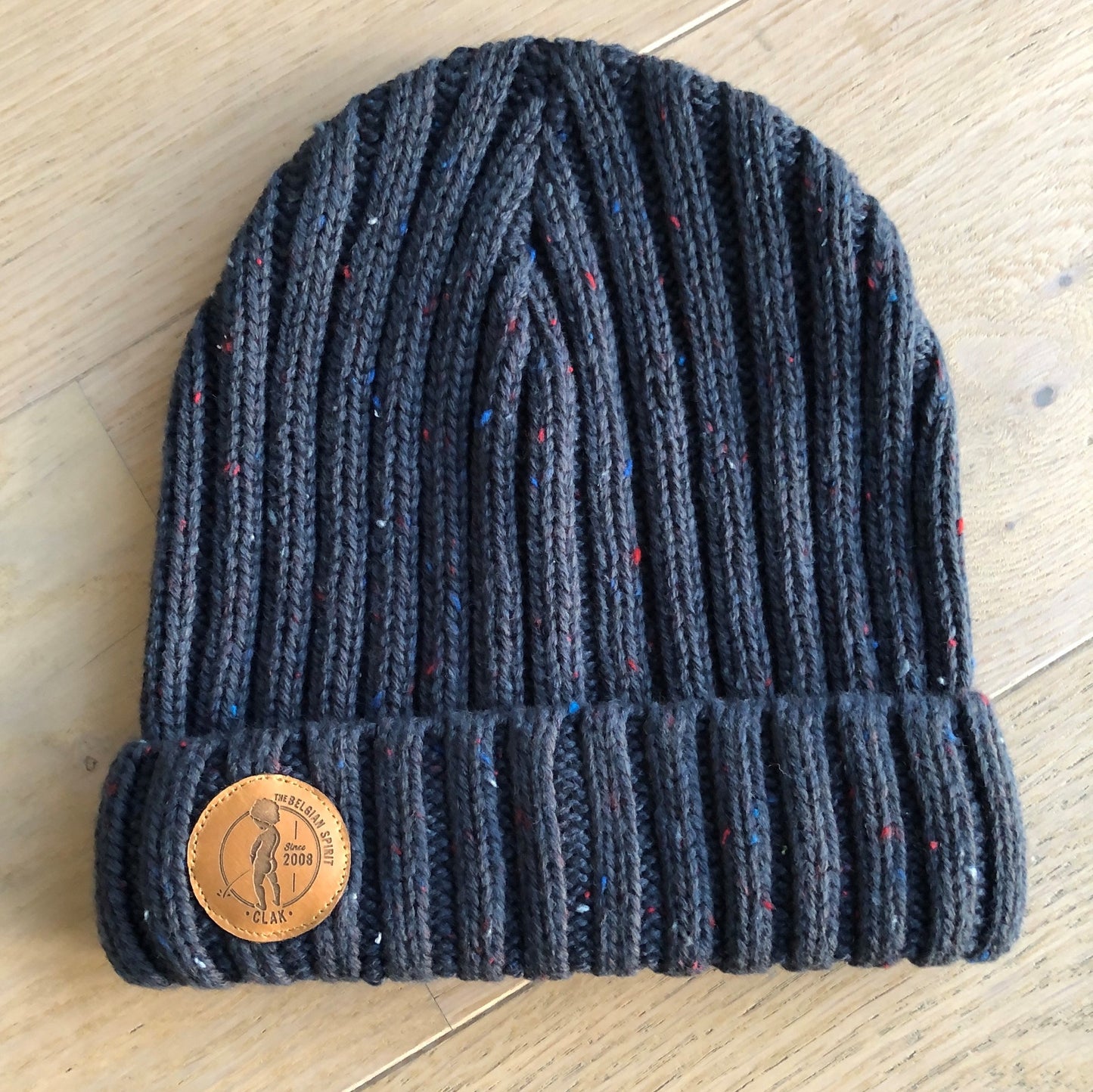 Clak beanie with round crest